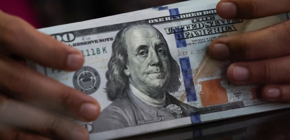 Dólar retorna aos R$5,60 com disputa técnica no Brasil e avanço da moeda no exterior