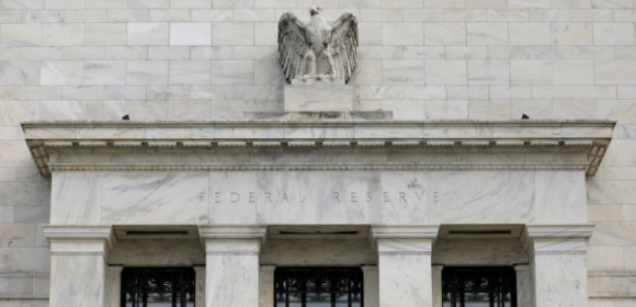 Corte de juros pelo Fed vem com ressalvas, impondo cautela aos investidores