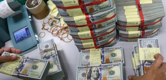 Dólar oscila pouco com incertezas após entrada em vigor de tarifa dos EUA