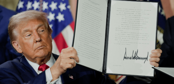 Trump vai aumentar vendas de IA para aliados e afrouxar as regras ambientais