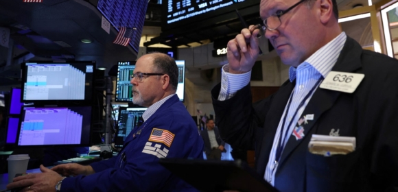 Ações fecham em baixa pressionadas por balanços antes de decisão do Fed