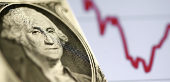Dólar oscila perto da estabilidade com mercado atento às medidas dos EUA contra o Brasil