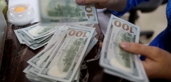 Dólar fecha o dia estável com tarifas no radar dos investidores