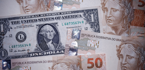 Dólar tem leve alta na abertura com tarifas dos EUA e IOF em foco