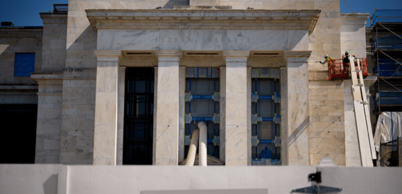 Fed deve manter juros inalterados nesta semana enquanto analisa dados econômicos mistos