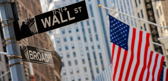Wall Street fecha em alta após breve queda por confusão sobre demissão de Powell