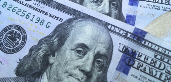 Dólar cai com expectativa por corte de juros nos EUA e fala de Haddad