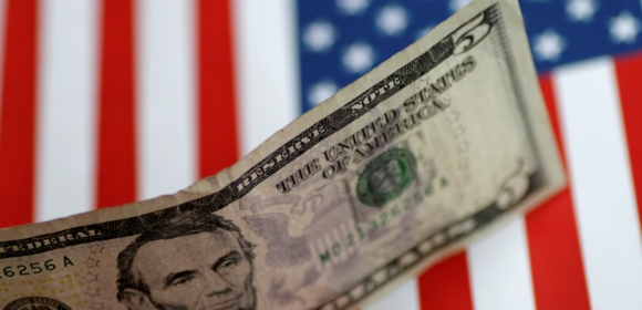 Dólar recua ante o real enquanto investidores monitoram tarifas e IOF