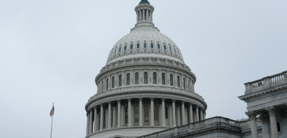 Senado dos EUA aprova cortes em ajuda externa e mídia pública em vitória para Trump