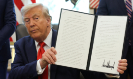 Trump assina decreto que visa acabar com políticas de fiança sem dinheiro