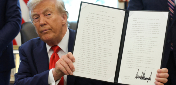 Trump assina decreto que visa acabar com políticas de fiança sem dinheiro