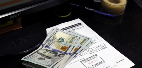 Dólar recua com perspectiva sobre juros nos EUA e tarifas de Trump em foco