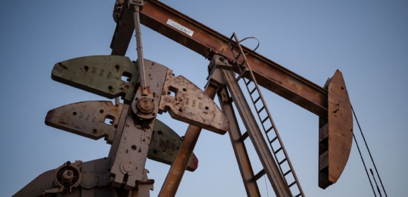 Petróleo sobe 2% para máxima de uma semana, com proximidade de encontro entre Trump e Putin