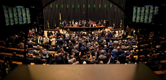 Câmara aprova urgência para projeto que isenta IR para quem ganha até R$5 mil
