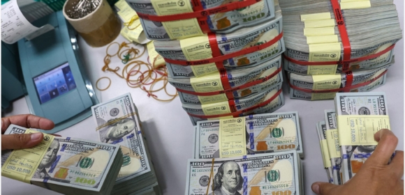 Dólar tem leve alta com plano de contingência contra tarifa dos EUA em foco
