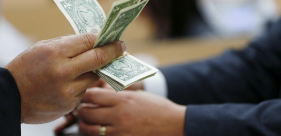 Dólar fecha em leve alta com dados de inflação dos EUA e tarifa de Trump em foco