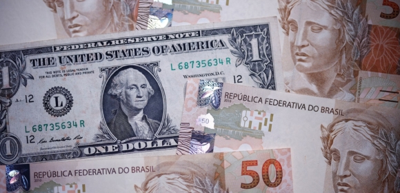 Dólar tem leve alta com encontro Trump-Zelenskiy e simpósio de Jackson Hole em foco