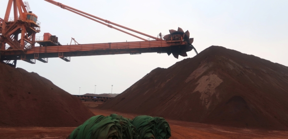 Minério de ferro enfraquece conforme ameaças de tarifas por Trump elevam preocupações com demanda