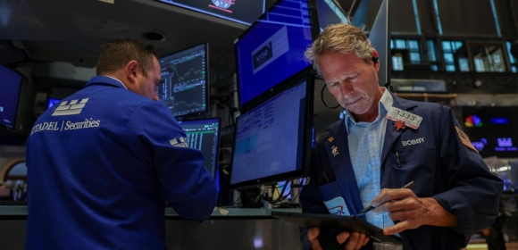 Wall St cai após dados de inflação ao produtor dos EUA diminuir apostas em corte de juros