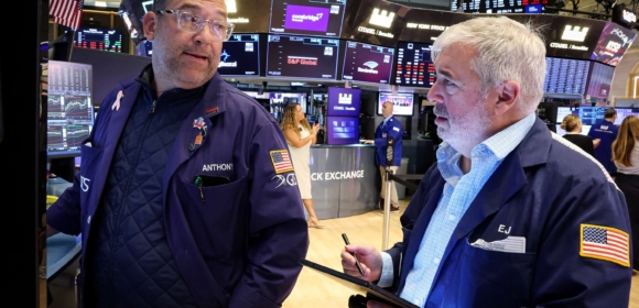 Wall St abre em baixa enquanto investidores aguardam conferência do Fed; Walmart cai