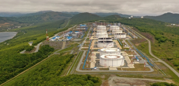 Petróleo fecha estável antes de negociações entre EUA e Rússia