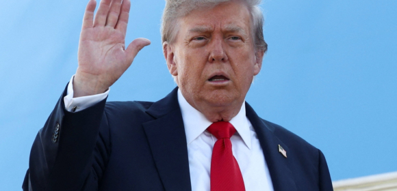 Trump avalia realocar US$2 bi para projetos de minerais essenciais, segundo fontes