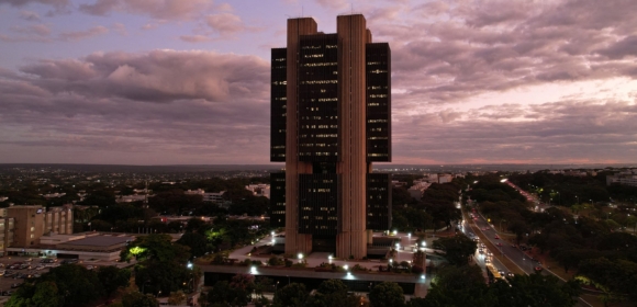 Atividade econômica medida pelo BC cai mais do que o esperado em julho