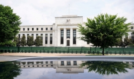 Pressão de Trump para reformular Fed lança sombra sobre reunião de política monetária