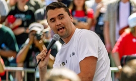 Influenciador conservador Charlie Kirk é morto a tiros em um evento universitário em Utah