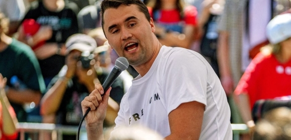 Influenciador conservador Charlie Kirk é morto a tiros em um evento universitário em Utah