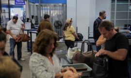 Salários de 60.000 trabalhadores da segurança aérea são suspensos com paralisação do governo dos EUA