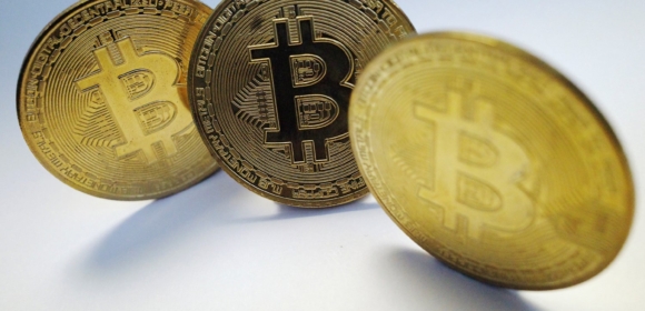 ETFs globais de criptomoedas atraem recorde de US$5,95 bi com bitcoin em novas máximas
