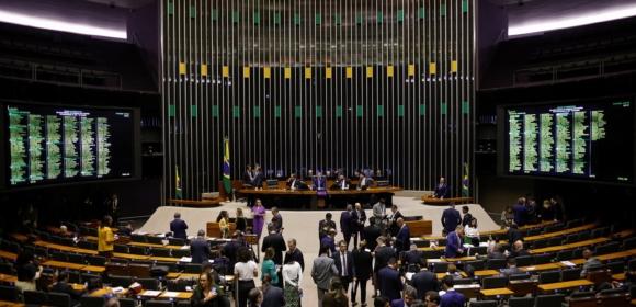 Câmara aprova isenção de IR para quem ganha até R$5 mil
