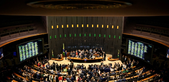 Câmara aprova retirada de pauta da MP da taxação e impõe derrota ao governo Lula