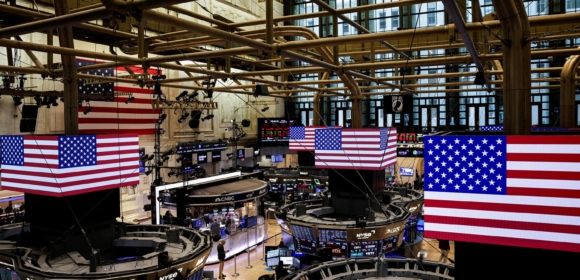 Expectativas de corte de juros superam nervosismo com paralisação e S&P 500 e Nasdaq atingem recordes