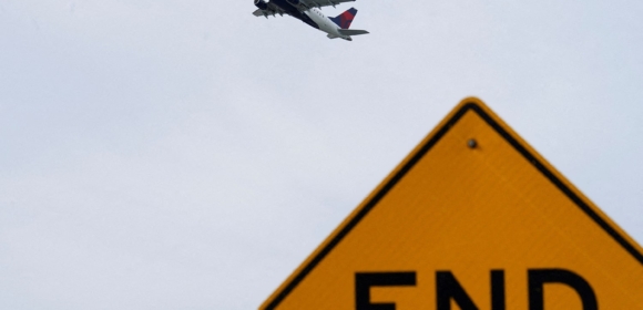 Companhias aéreas dos EUA cortam centenas de voos nesta sexta-feira após diretriz do governo