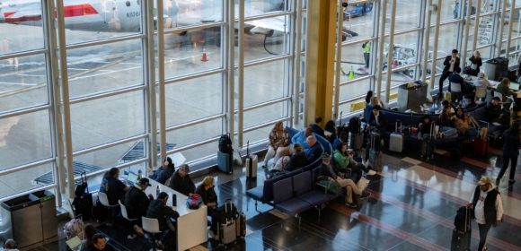 Atrasos e cancelamentos de voos nos EUA aumentam com escassez de controladores de tráfego aéreo