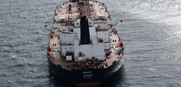 Petróleo sobe com sanções dos EUA à Rússia e otimismo sobre fim do shutdown nos EUA