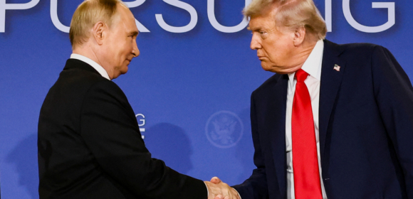 Trump e Putin falam de guerra e paz enquanto EUA avaliam alívio de sanções contra petróleo russo