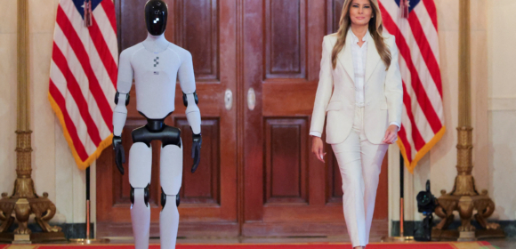 Robô se junta a Melania Trump em evento na Casa Branca sobre IA