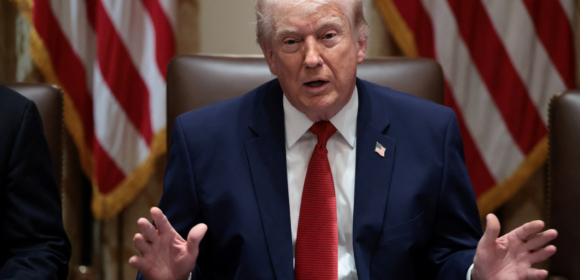 Trump volta a alertar Irã para abrir Estreito de Ormuz