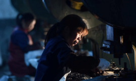 Setor industrial da China tem crescimento mais rápido em um ano, enquanto riscos da guerra aumentam