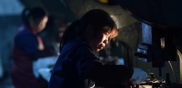Setor industrial da China tem crescimento mais rápido em um ano, enquanto riscos da guerra aumentam