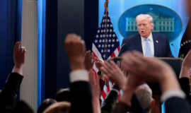 Trump anuncia tarifas de 50% sobre países que fornecem armas ao Irã