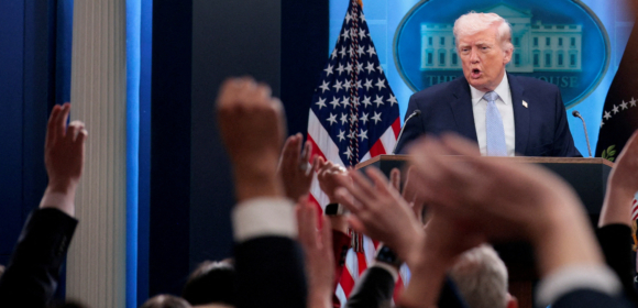 Trump anuncia tarifas de 50% sobre países que fornecem armas ao Irã