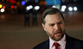 Vice-presidente dos EUA alerta Irã a não “brincar conosco” ao sair para negociações