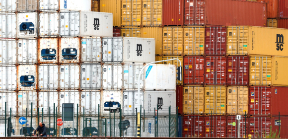 Superávit comercial da UE cai 60% com queda das exportações para os EUA devido a tarifas