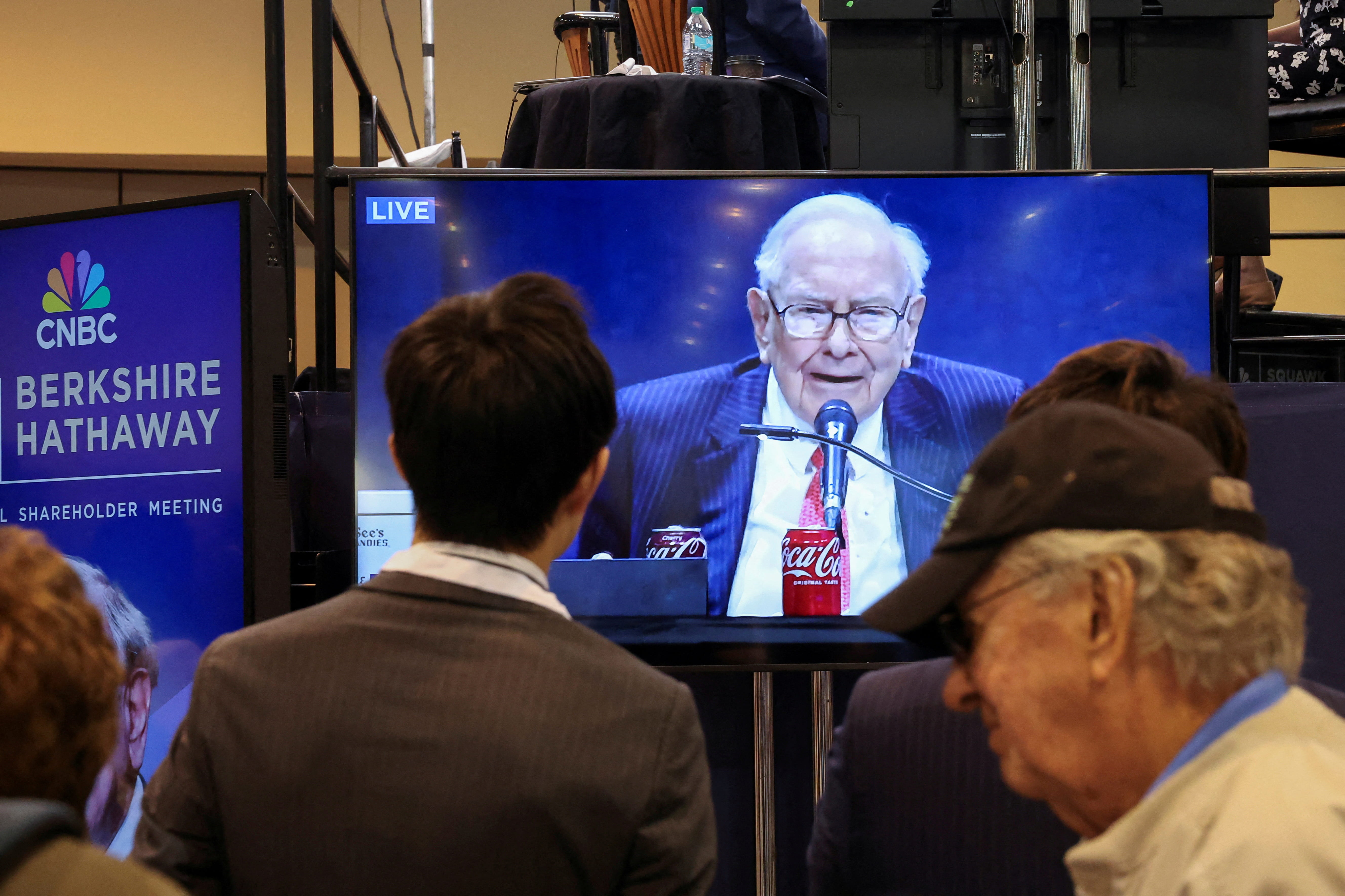anúncio da aposentadoria de warren buffett na conferência da berkshire hathaway de 2025
