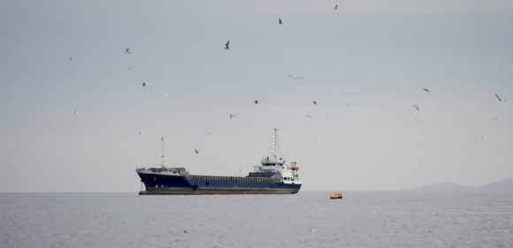 Superpetroleiros sancionados pelos EUA entram no Golfo apesar do bloqueio