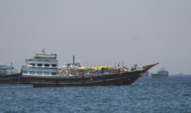 Dois mísseis atingem navio de guerra dos EUA que tentava entrar no Estreito de Ormuz, diz agência iraniana